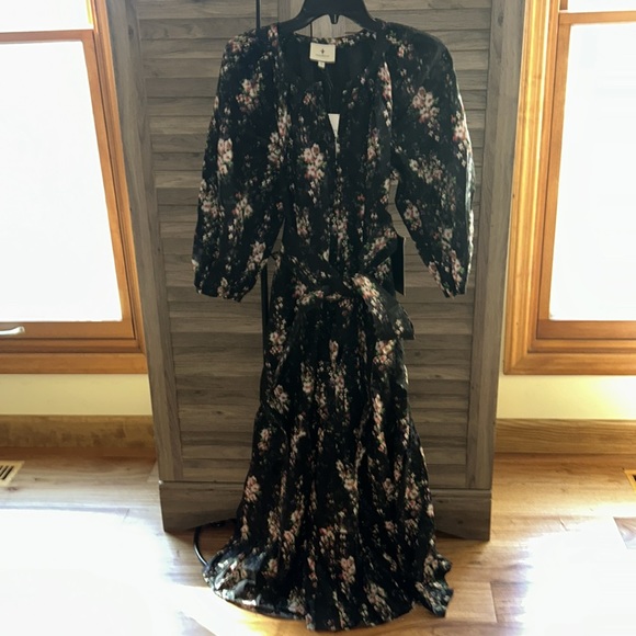 Onyx Falling Flowers Bouquet Lyles Dress - Picture 6 of 10